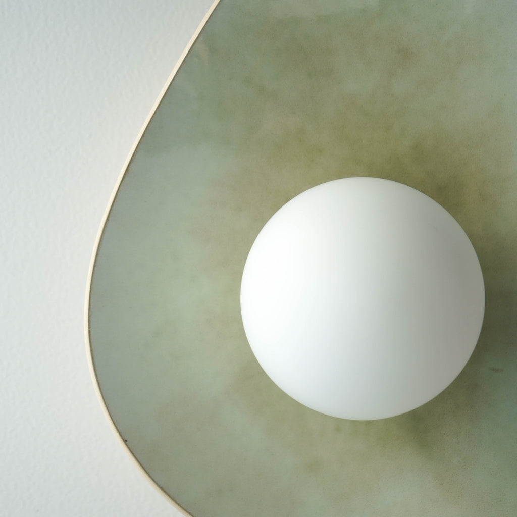 Applique murale en céramique vert tendre moucheté