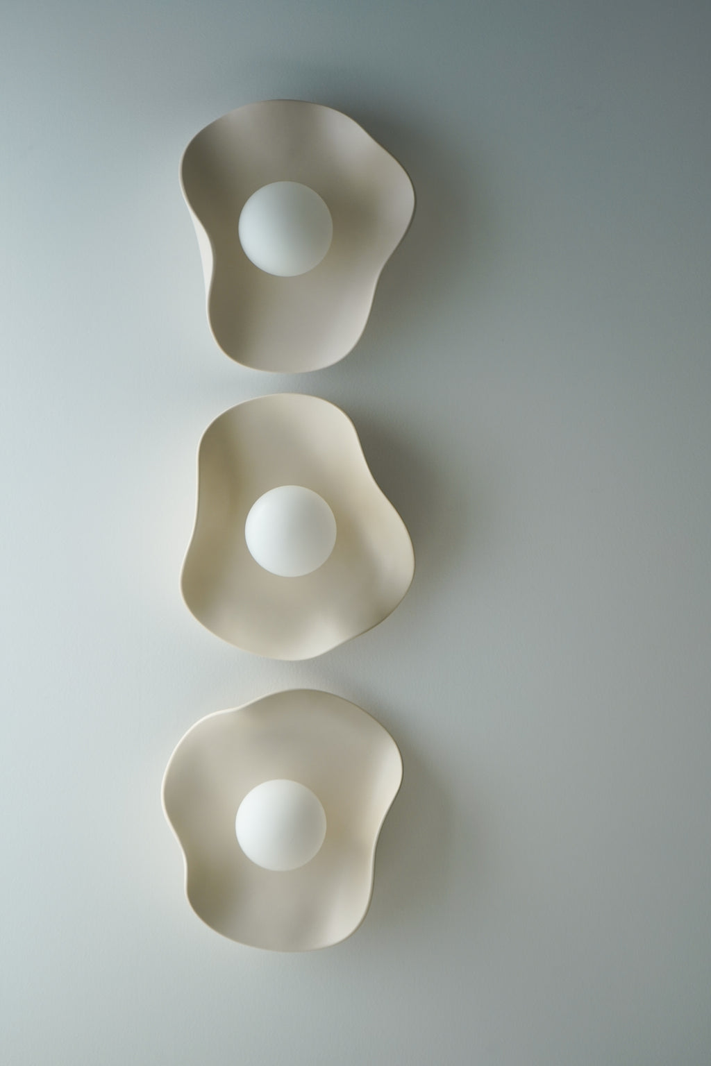 Aplique de pared/lámpara de cerámica color nude cremoso