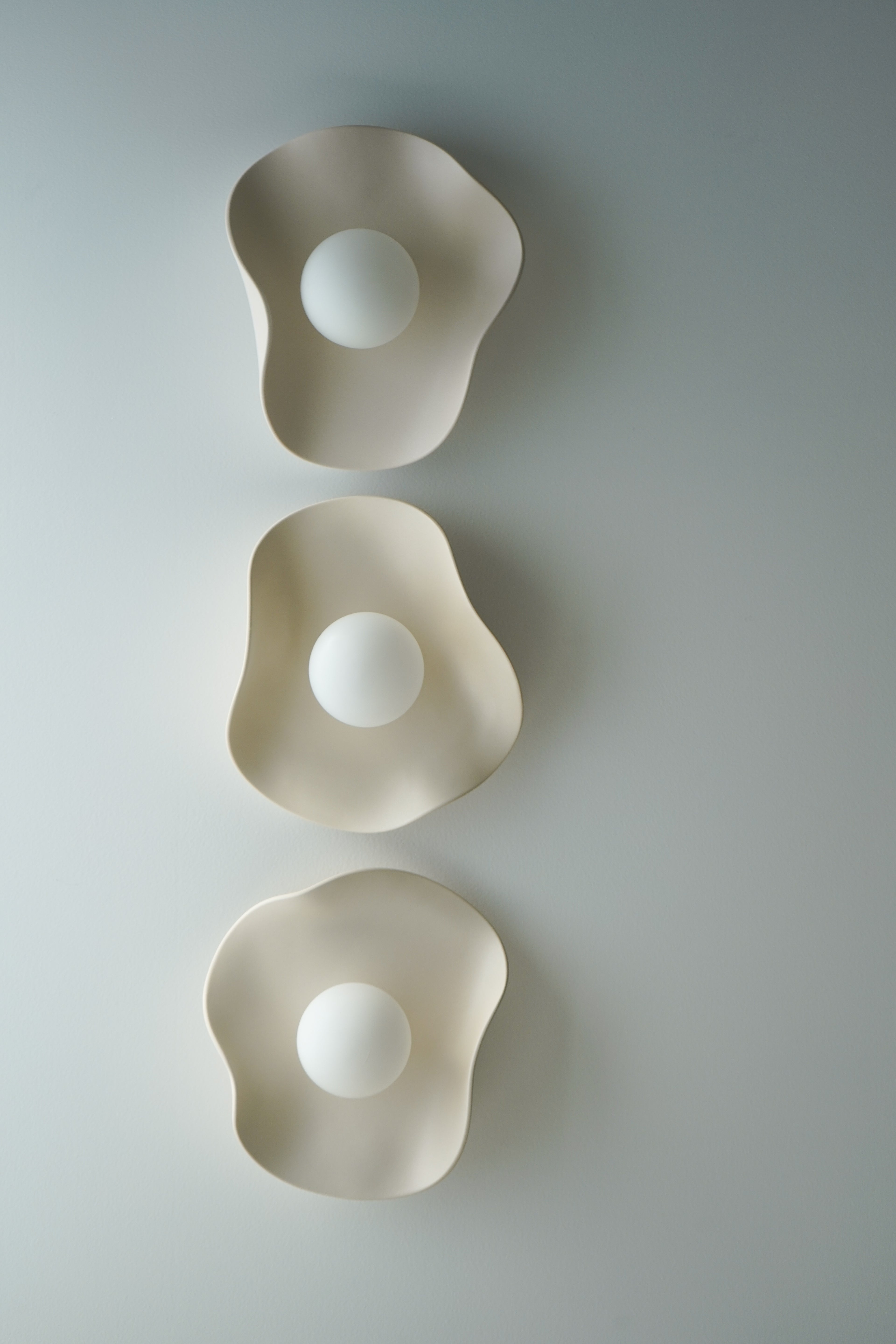 Aplique de pared/lámpara de cerámica color nude cremoso