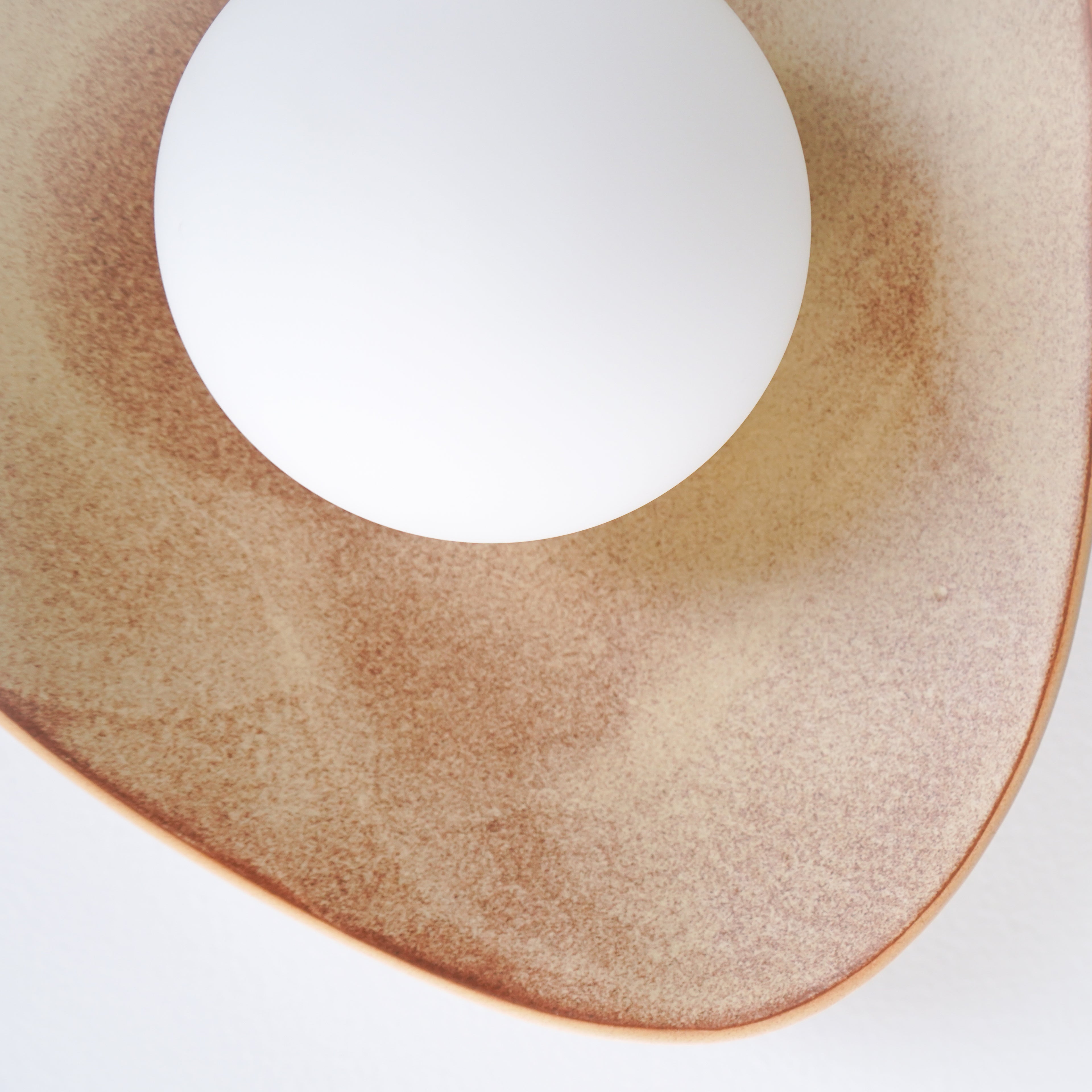 Applique murale en céramique marron effet cuir chaud