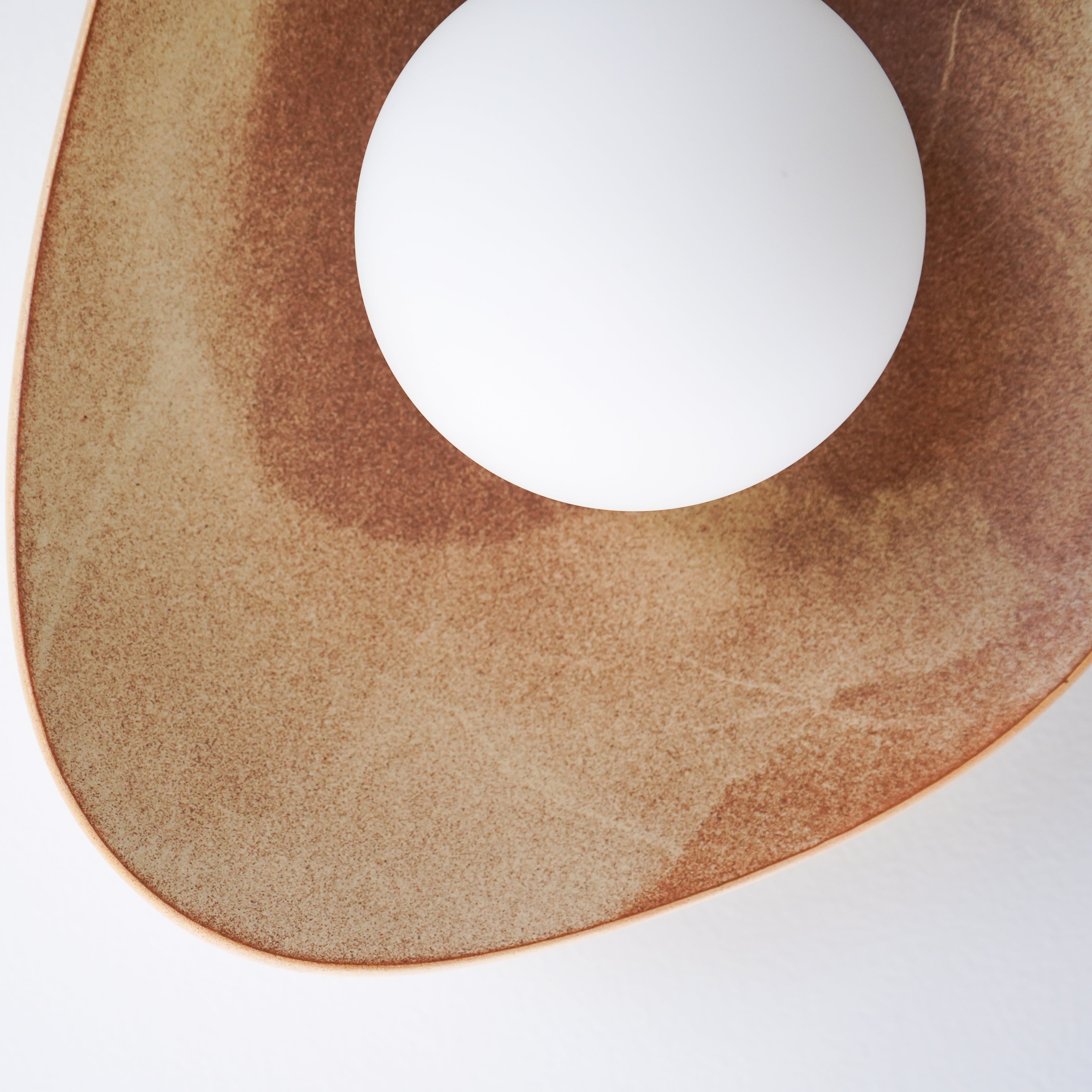 Applique murale en céramique marron effet cuir chaud