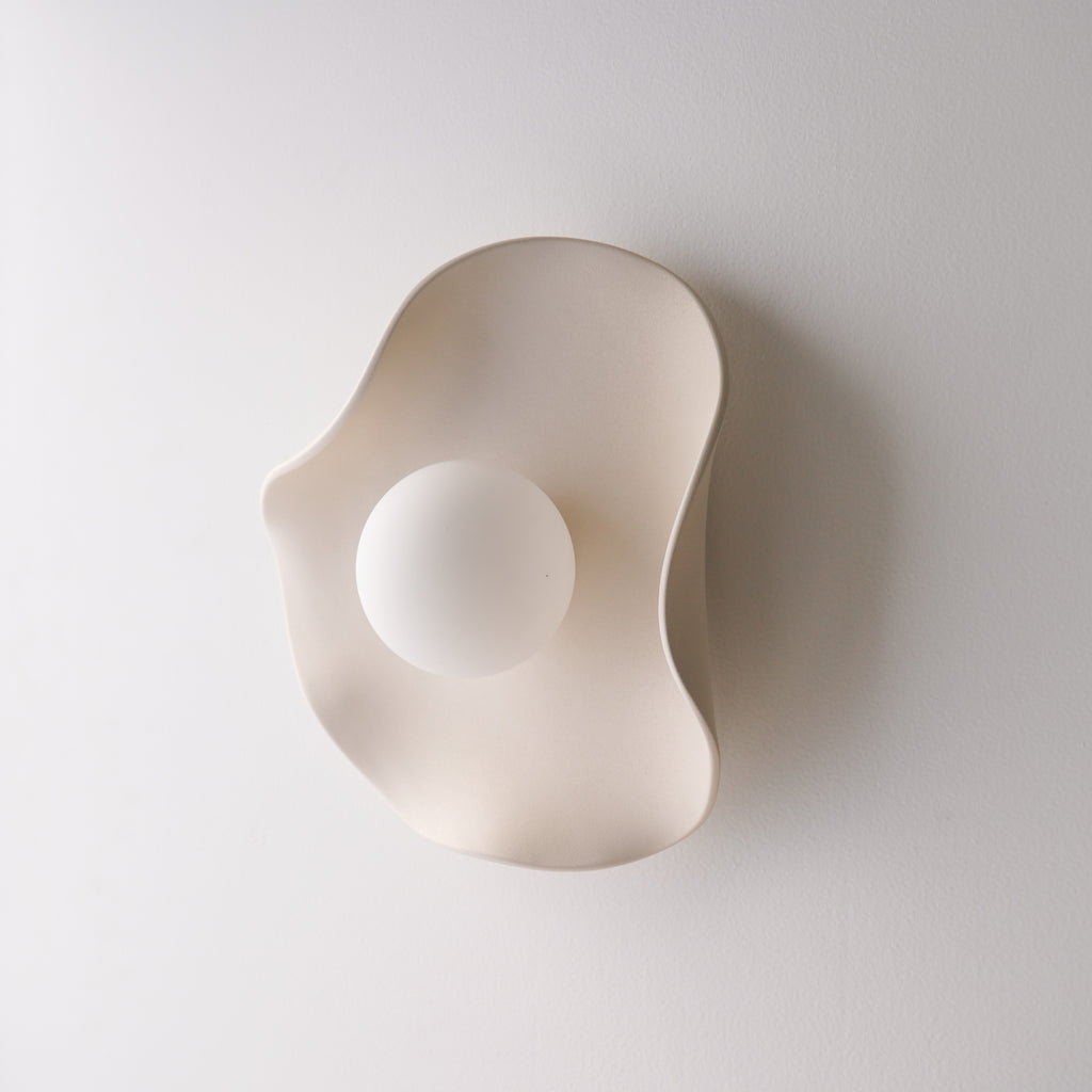 Aplique de pared/lámpara de cerámica color nude cremoso