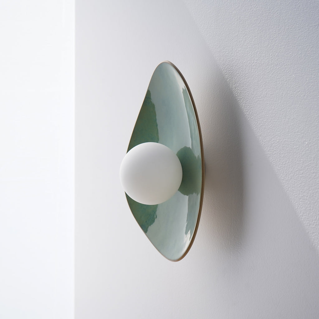Aplique de pared/lámpara de cerámica verde hecha a mano