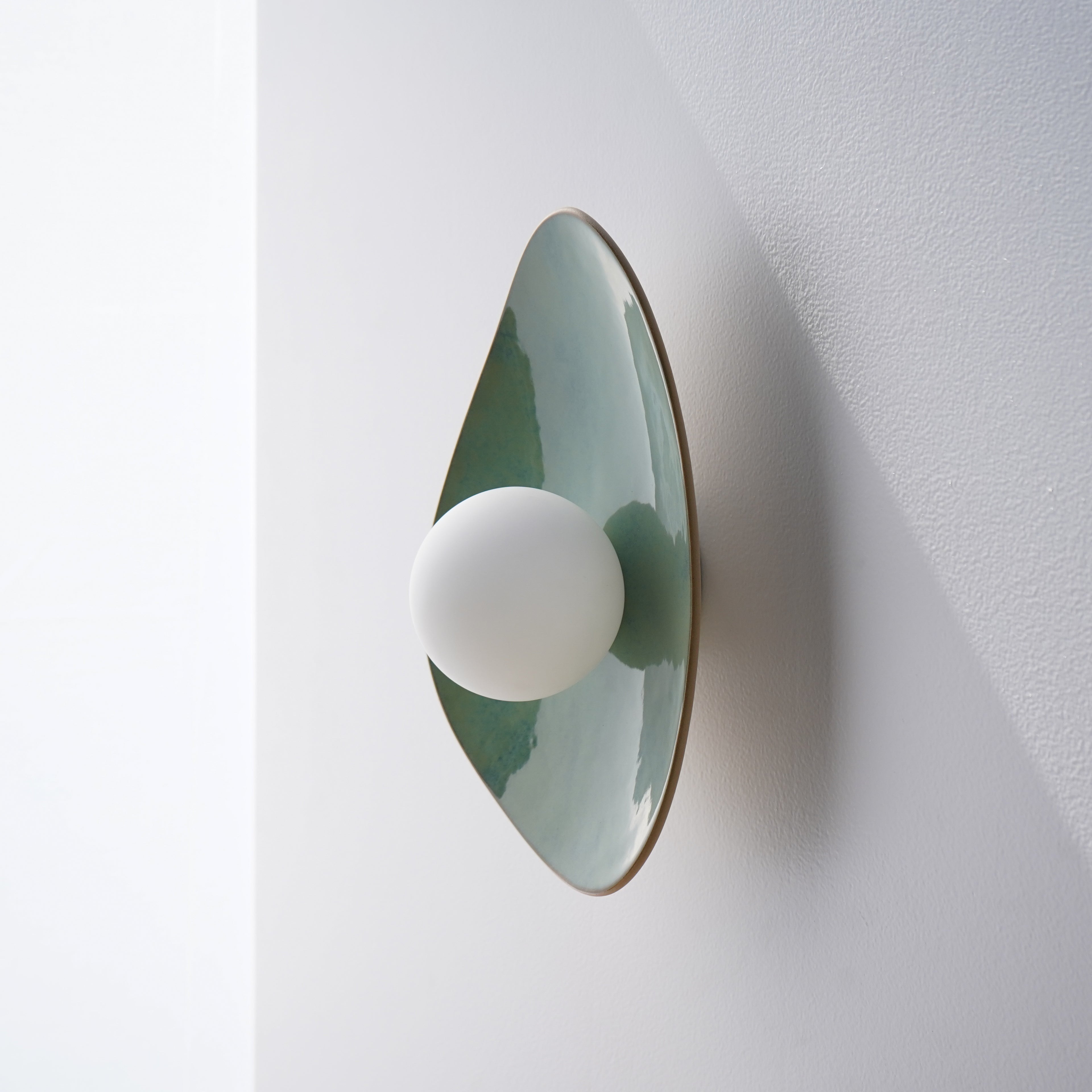 Aplique de pared/lámpara de cerámica verde hecha a mano
