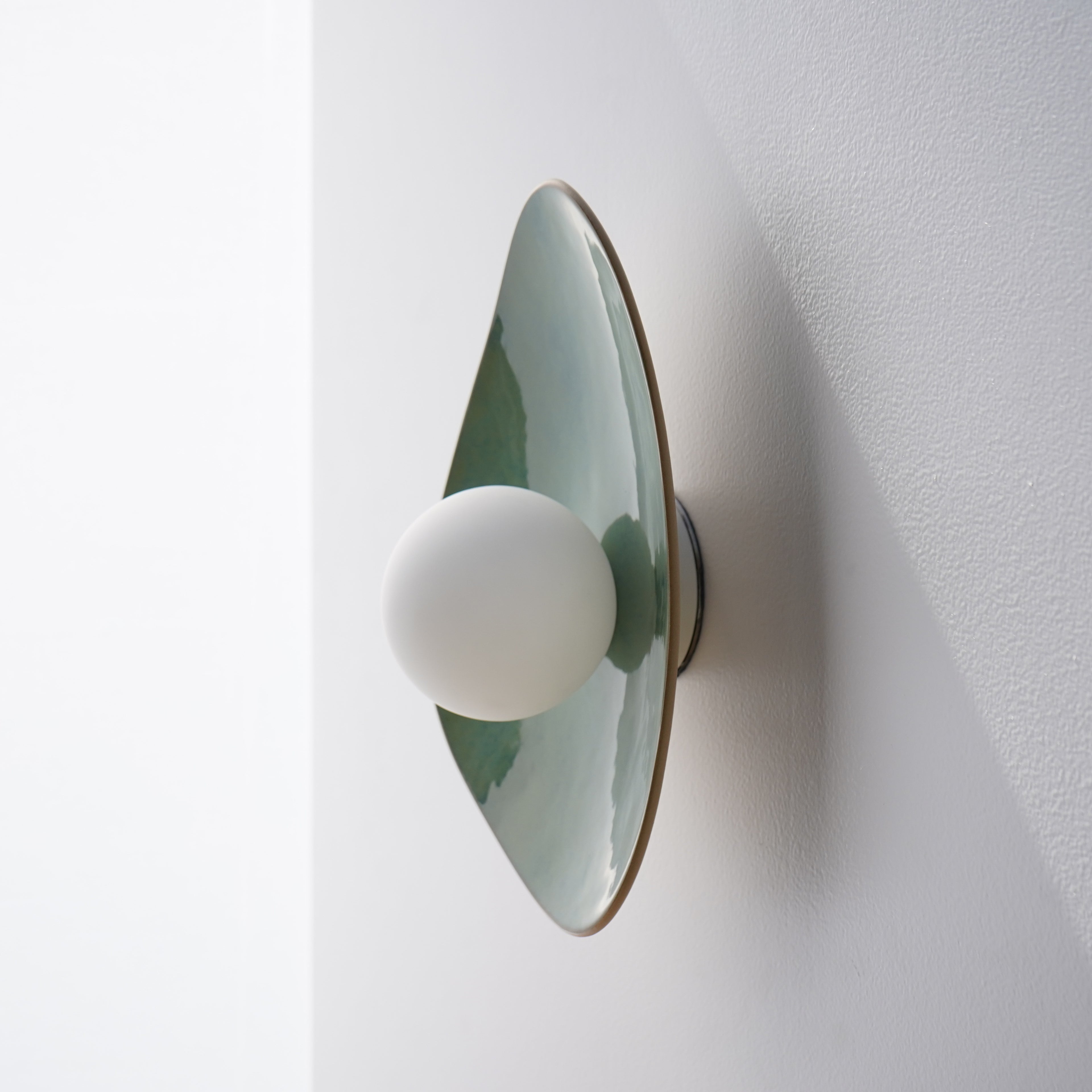 Aplique de pared/lámpara de cerámica verde hecha a mano