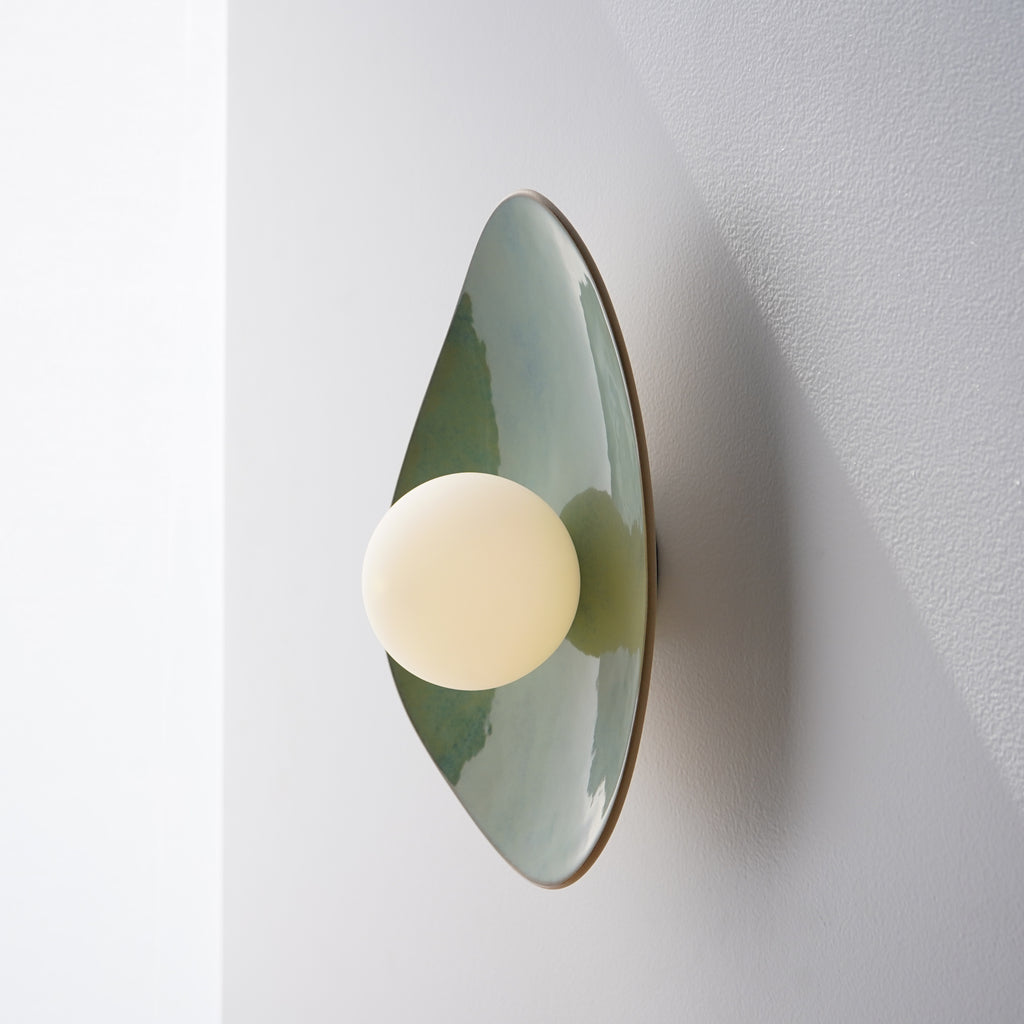 Aplique de pared/lámpara de cerámica verde hecha a mano