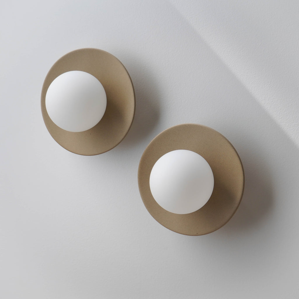Aplique de pared/lámpara de pared de cerámica beige hecha a mano