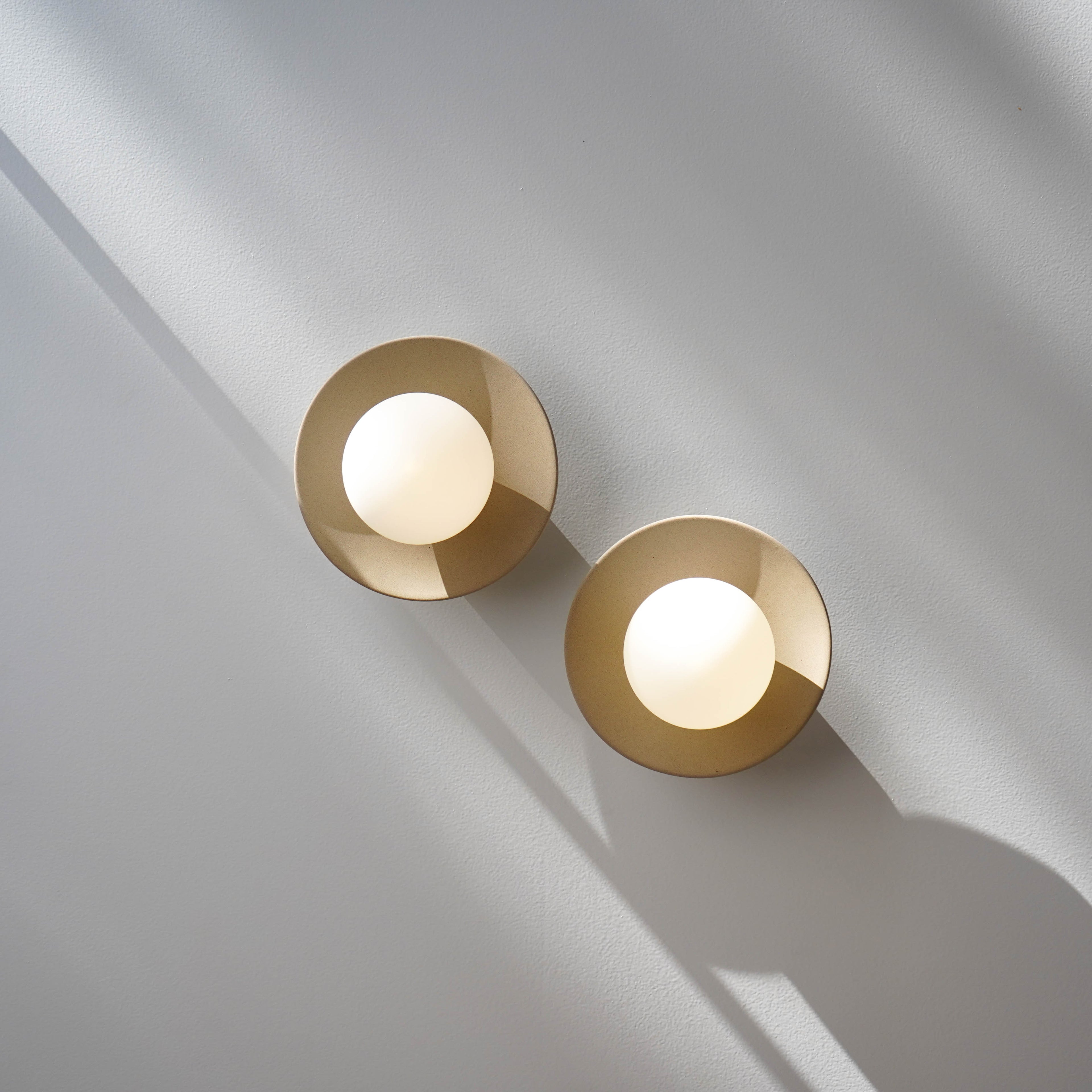 Aplique de pared/lámpara de pared de cerámica beige hecha a mano