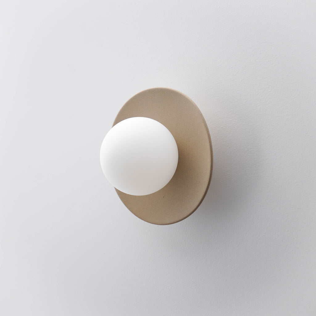 Aplique de pared/lámpara de pared de cerámica beige hecha a mano