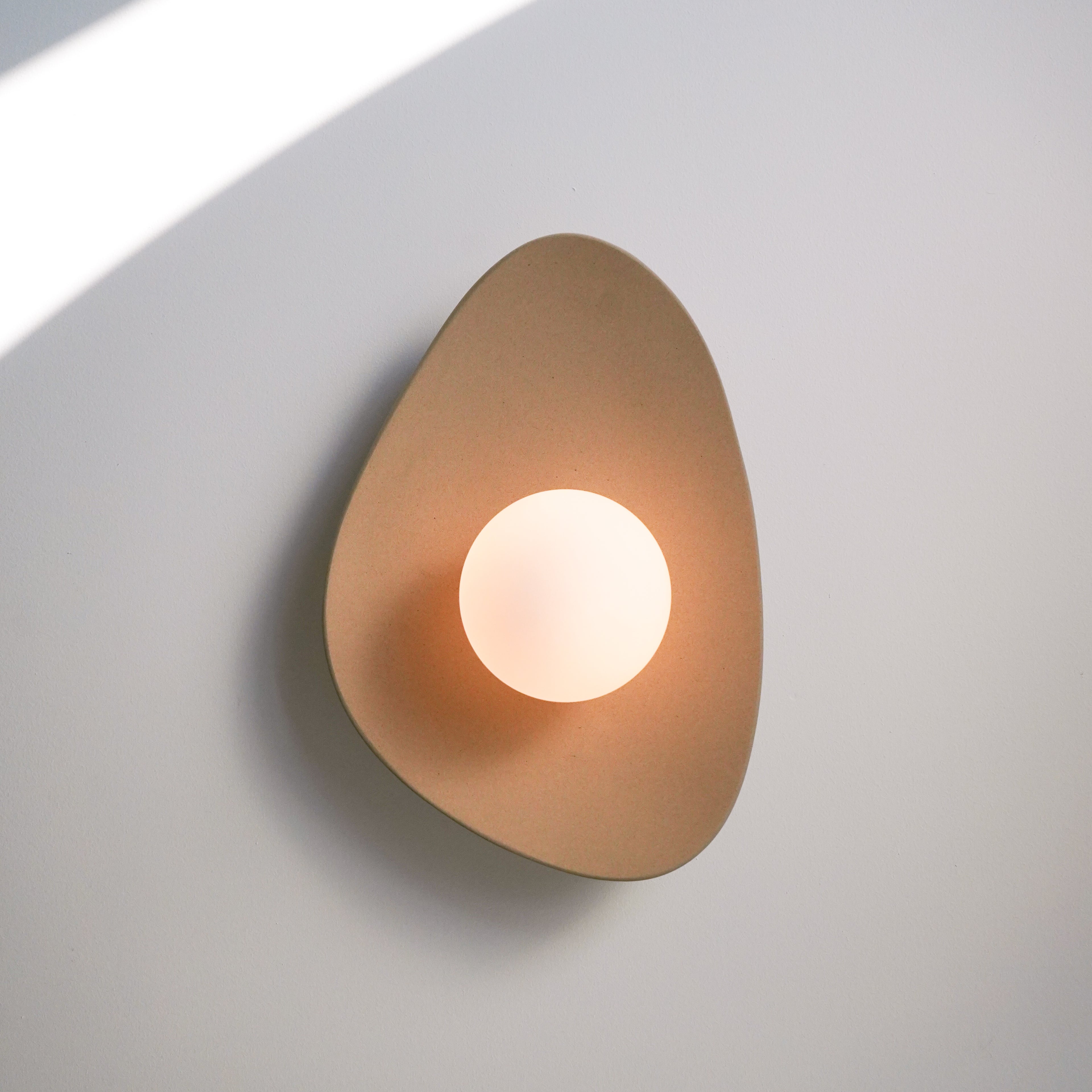 Aplique de pared/lámpara de pared de cerámica beige hecha a mano