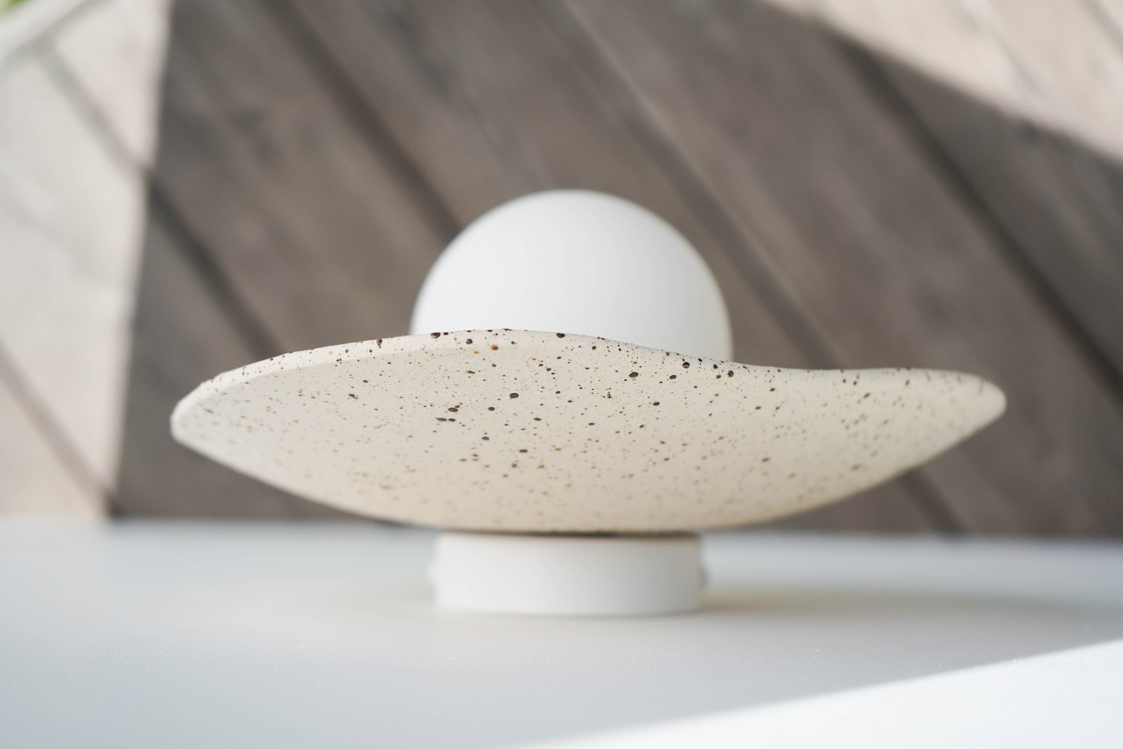 Applique murale en céramique mouchetée