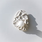 Aplique de pared de cerámica tallada en blanco mate / Lámpara de pared hecha a mano