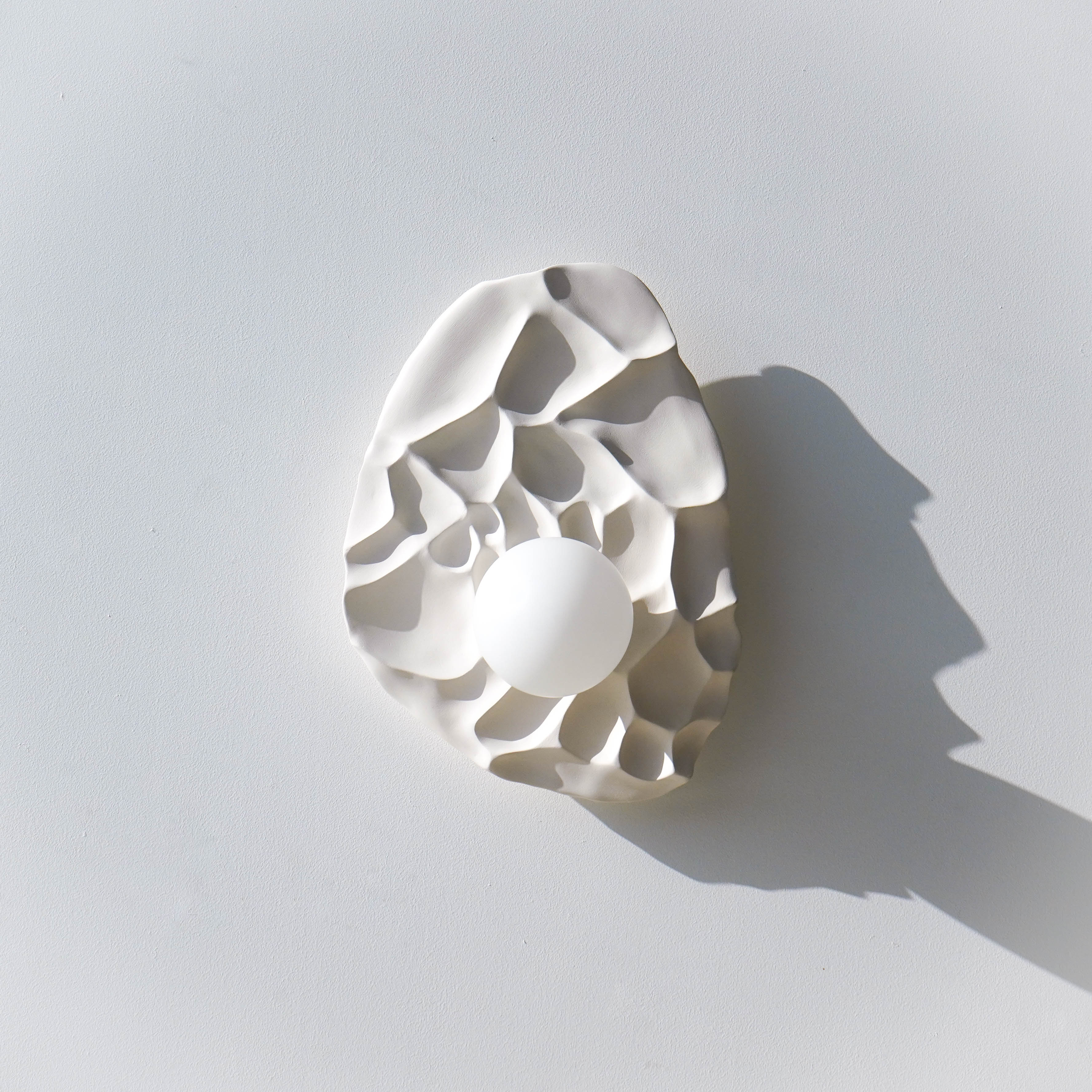 Applique murale artisanale en céramique sculptée blanc mat