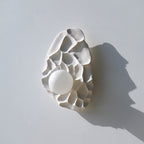 Aplique de pared de cerámica tallada en blanco mate / Lámpara de pared hecha a mano
