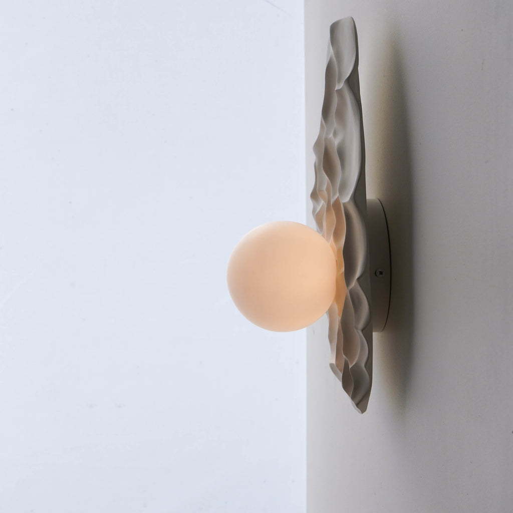 Aplique de pared de cerámica tallada en blanco mate / Lámpara de pared hecha a mano