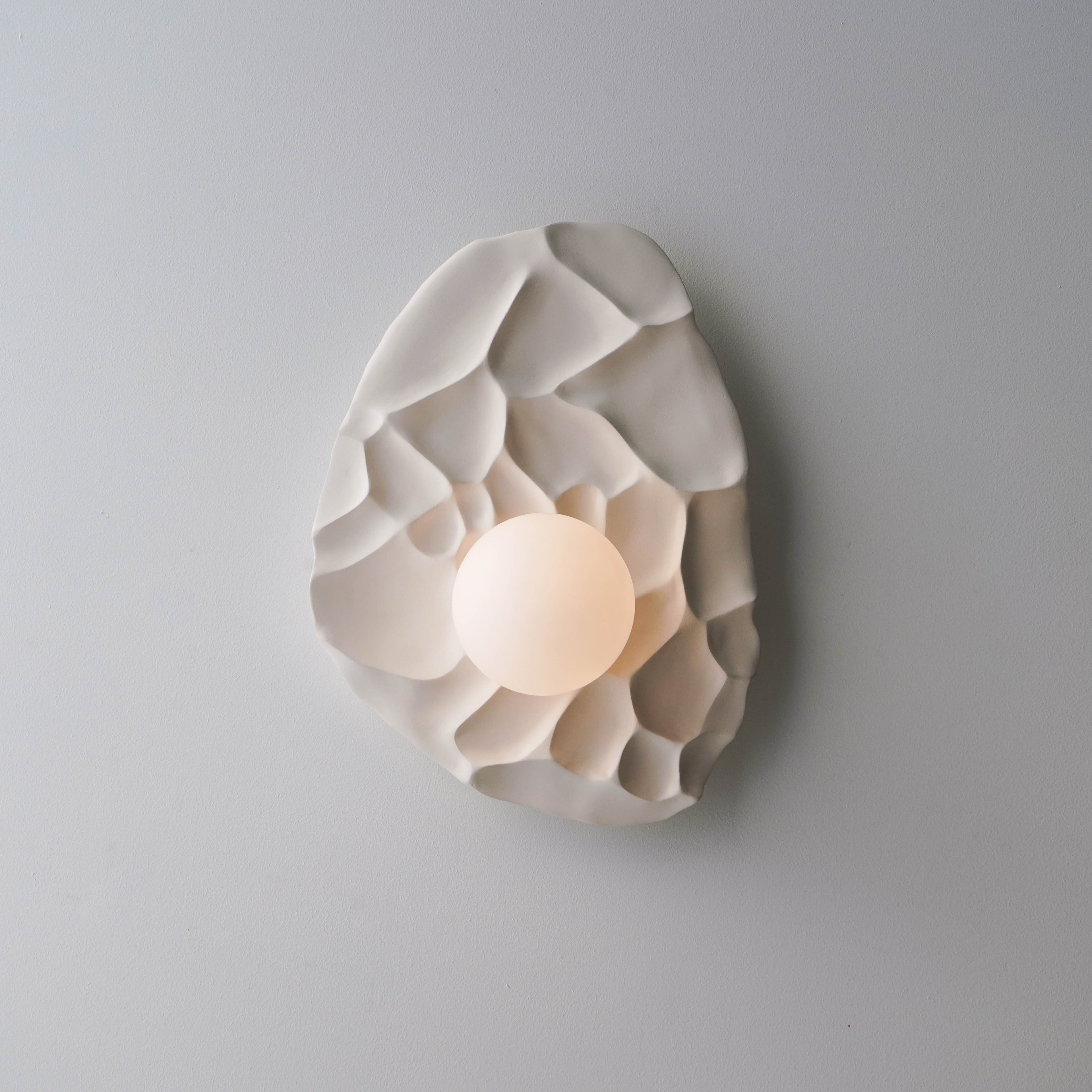 Applique murale artisanale en céramique sculptée blanc mat