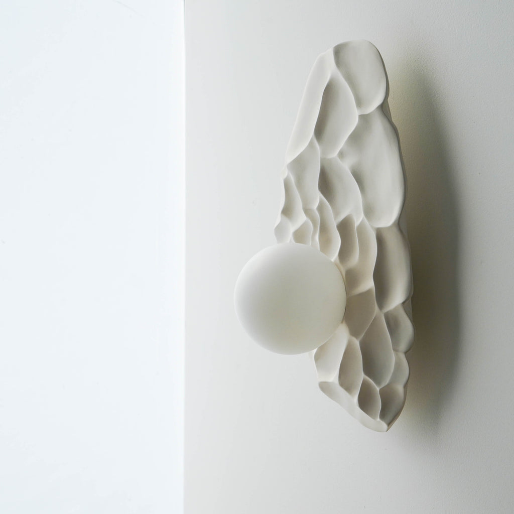 Aplique de pared de cerámica tallada en blanco mate / Lámpara de pared hecha a mano