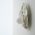 Aplique de pared de cerámica tallada en blanco mate / Lámpara de pared hecha a mano