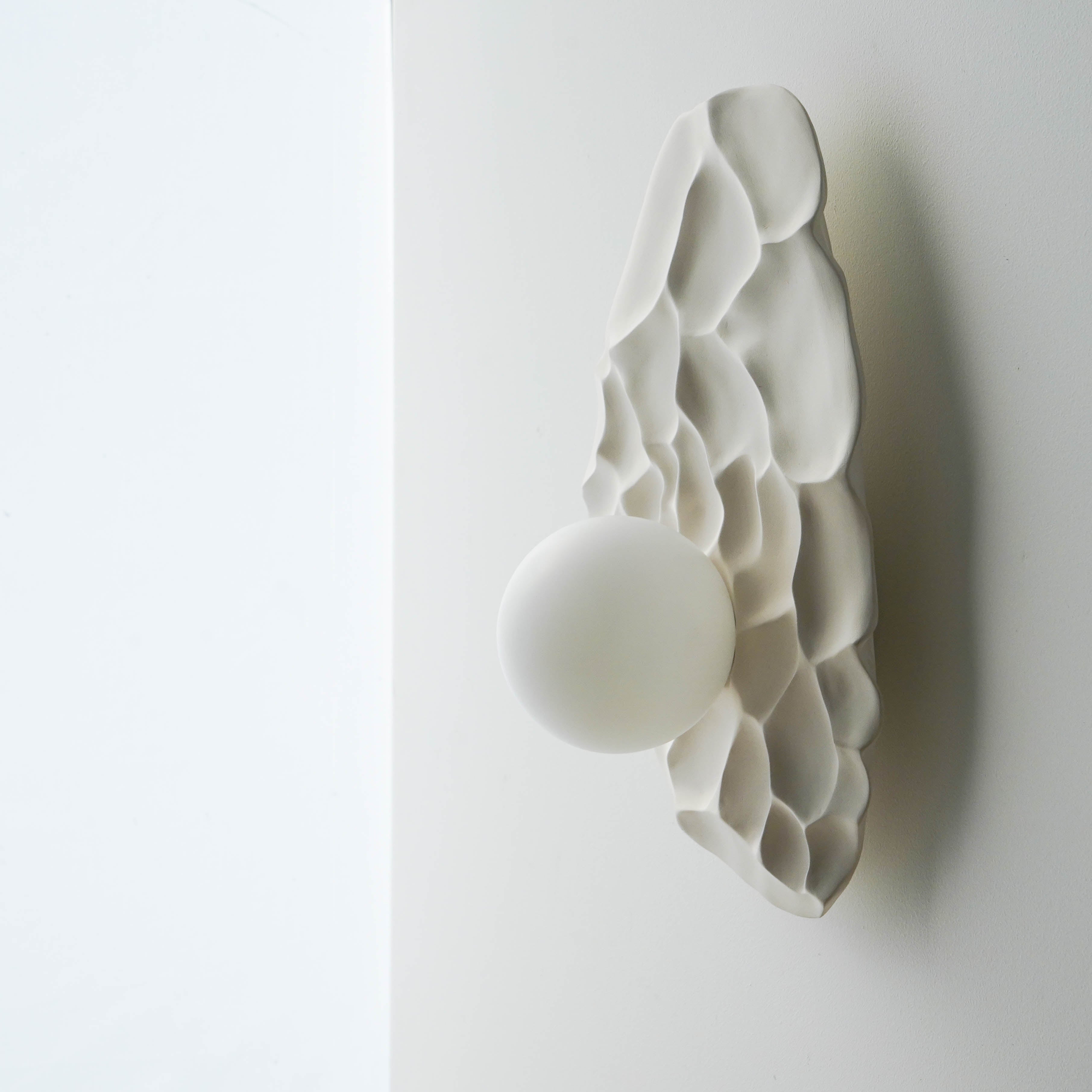 Aplique de pared de cerámica tallada en blanco mate / Lámpara de pared hecha a mano
